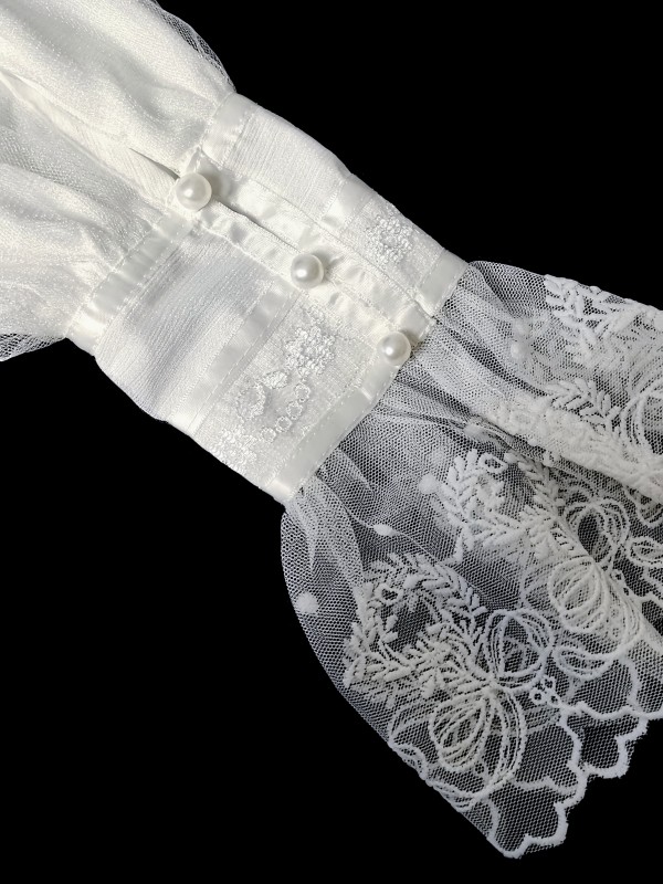 Classic  Lolita lantern sleeves and embroidered neck blouse